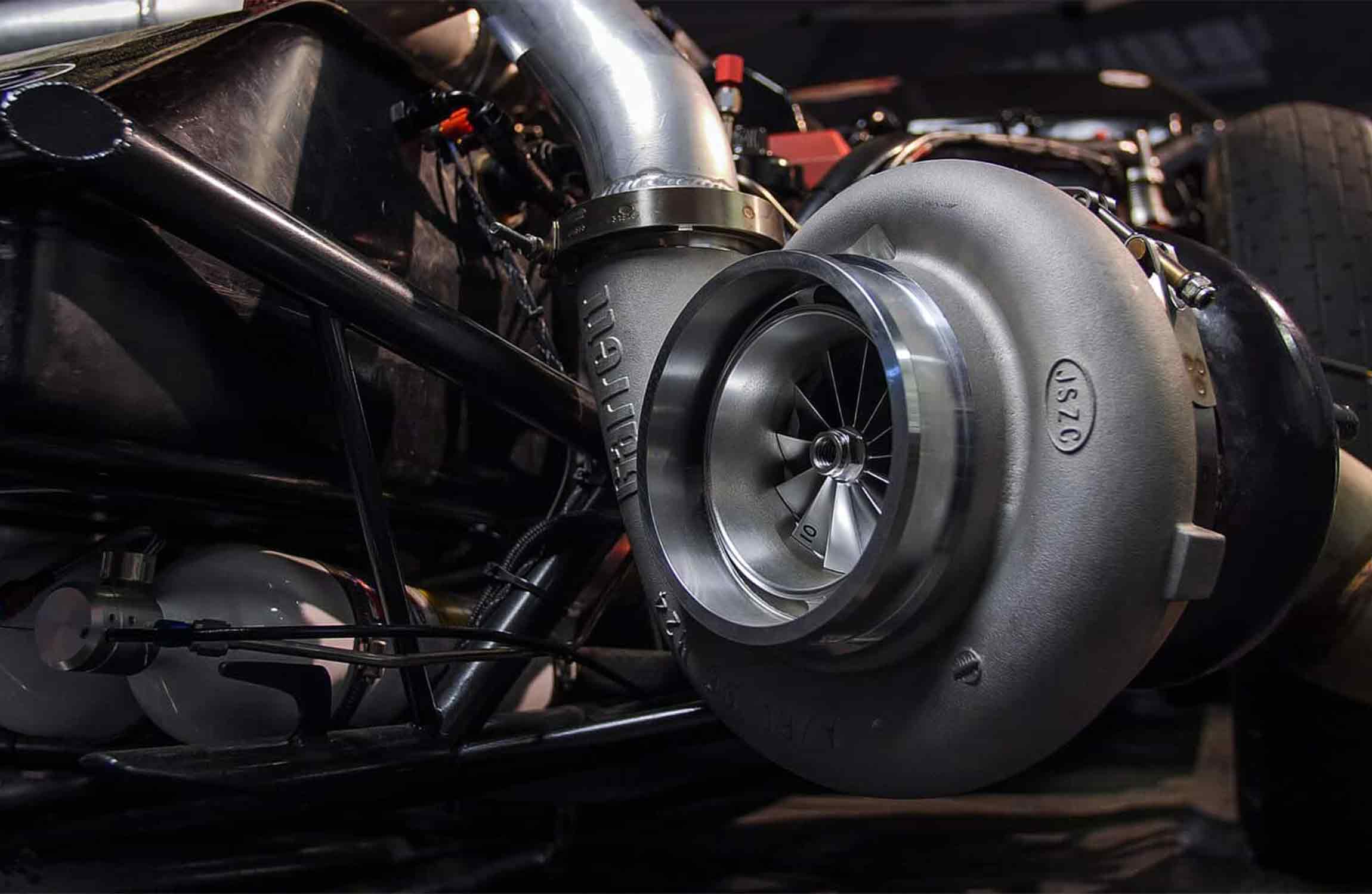 Turbo compresseur haute performance installé sur un moteur automobile